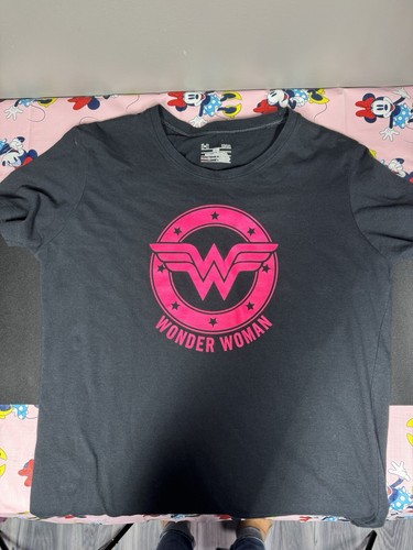 WONDER WOMAN Damen UNDER ARMOUR Passform Größe L schwarz rosa DC Comics Shirt