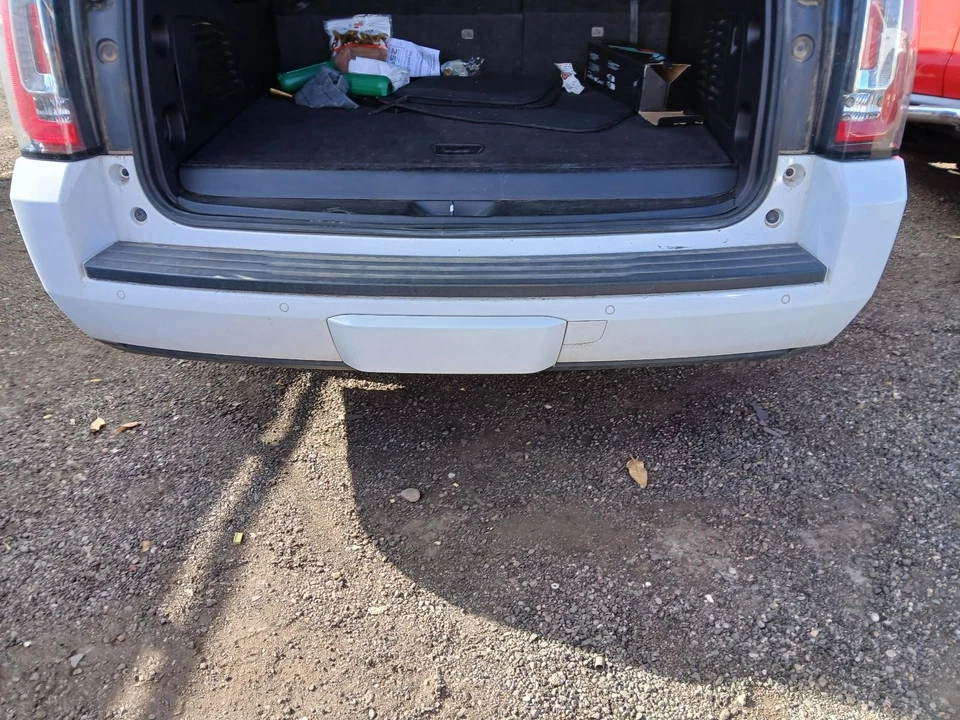 Conjunto de parachoques trasero usado para: GMC Yukon XL 1500 2017 sin estacionamiento eléctrico Foto 2 de 4