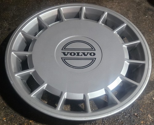 (1) Genuine OEM 1989-1993 Volvo 240 DL 14" Hubcap Wheel Cover #L5 p/n 3540176 - Picture 2 of 6