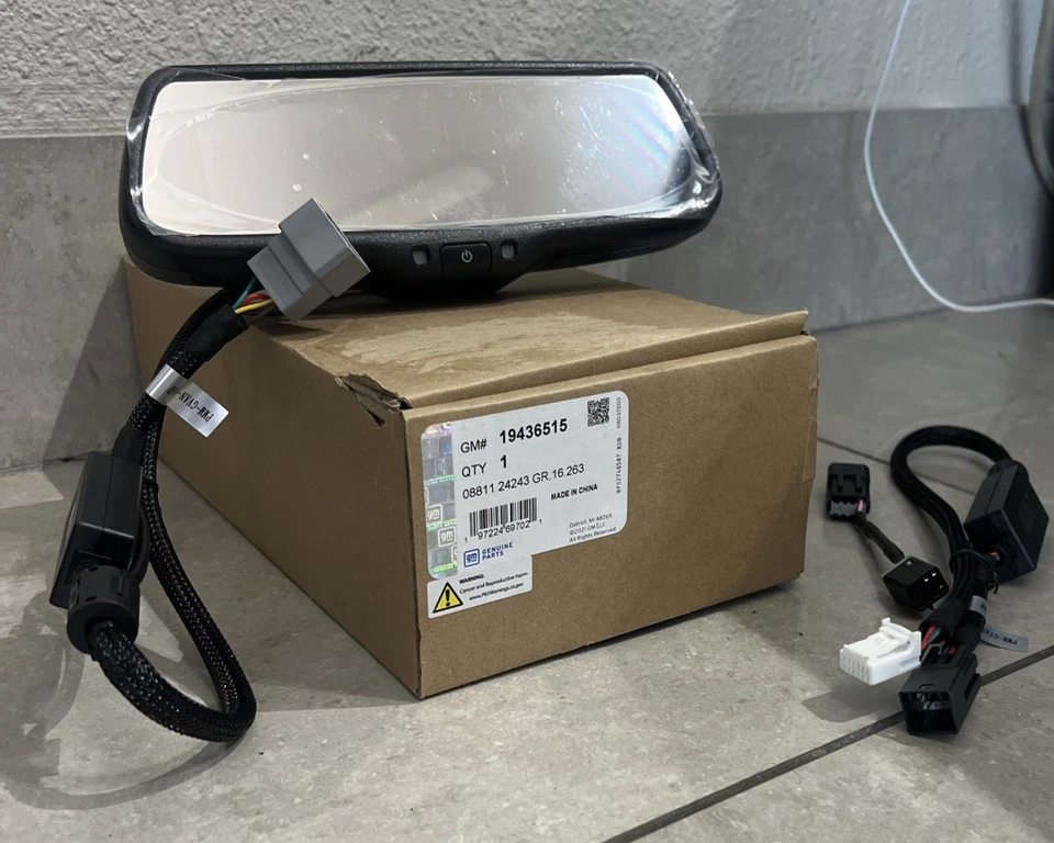 GM Replacement Rearview Mirror With 7.3 Inch Display! New In Opened Box￼ - Image 2 of 4