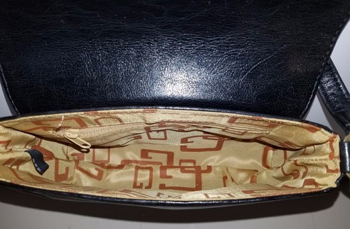 GUESS Mini Schultertasche schwarz Leder mit Kontrastnähten & brünierten Beschlägen - Bild 5 von 6