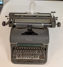 Vintage OLYMPIA Deluxe Typewriter Werke AG Wilhelmshaven SG1 Green RARE