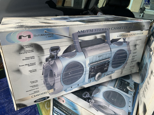 GPX C848SM Boombox Portátil Am/FM con Reproductor de Cassette Sistema de Impulso de Bajos Azul - Imagen 1 de 5
