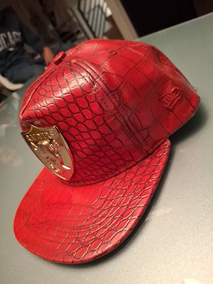 Gorra de cuero rojo con relieve de cocodrilo NUEVA ERA con LOGOTIPO RAIDERS DORADO Foto 2 de 4