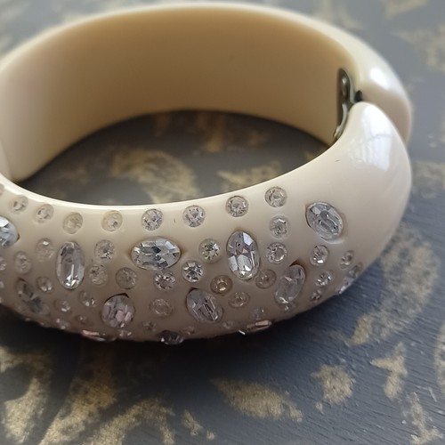 Vintage 50er Jahre WEISS AB Strass Nieten CREME LUCITE CLAMPER ARMBAND - Bild 12 von 15