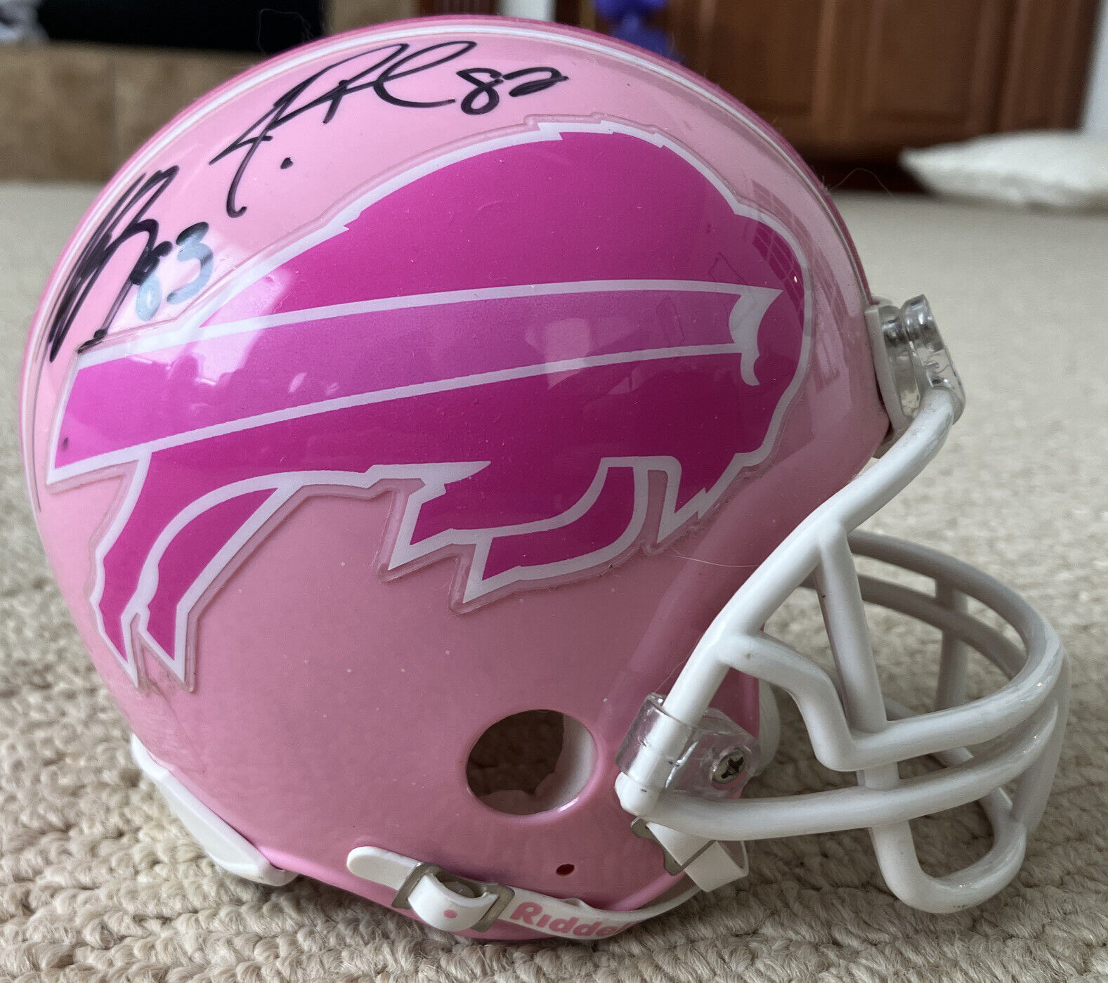 Buffalo Bills Pink Riddell BCA Mini Helmet Signed By Terrel Owens & More RARE TO - Picture 5 of 6