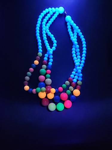 Vintage Kaugummi Bakelit? Neon & weiße Regenbogen Perlen Halskette - leuchtet in UV *LESEN* - Bild 7 von 8