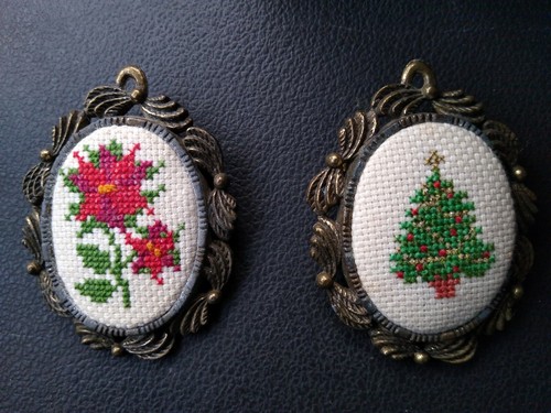 The Creative Circle 2 Broschen Anstecknadeln Weihnachtsbaum & Pointestelle, Messingpatina 