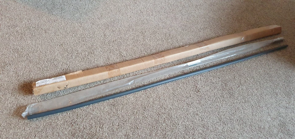 Original NUEVO NOS Ford Fiesta Mk2 XR2 XR2i RS1800 Puerta Delantera Moldura Gris Inserto - Imagen 2 de 4