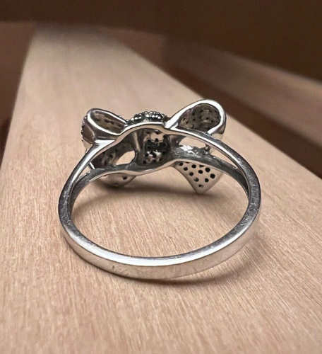 Anillo vintage con lazo cinta pavé de diamantes blancos y negros de oro de 10 quilates talla 7 - Imagen 4 de 10