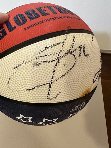 Harlem Globetrotters Autographed Basketball with 4 Autographs - Picture 7 of 9