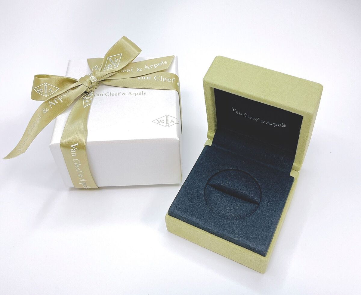 Van cleef & Arpels genuine Ring case Green suede VCA Jewelry Van cleef & Arpels genuine Ring case Green suede VCA Jewelry