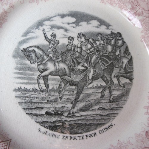 ANCIENNE ASSIETTE BADONVILLER SUR LE THÈME DE JEANNE D'ARC - N° 4 DE LA SÉRIE - Imagen 2 de 3