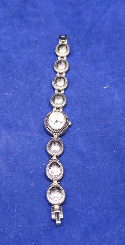 Ladies Geneva Silver Tone Analog Watch – Vintage - Picture 10 of 12