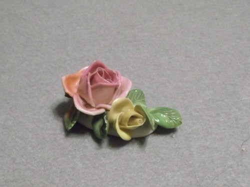 CROWN OVER N NAPOLEON CAPODIMONTE PORCELAIN PINK YELLOW ROSES FIGURINE - Picture 1 of 9