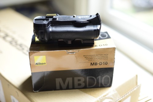 Nikon D300s Camera Body & AF-S DX VR Zoom-NIKKOR 18-200mm f/3.5 and MB-D10 Grip - Bild 10 von 20