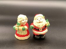 Vintage Hallmark Santa And Mrs Claus Salt And Pepper Shakers Collectible