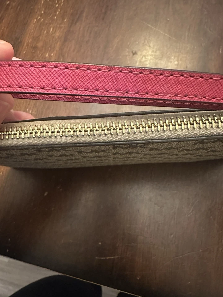 Muñequera Michael Kors Jet Set Logo Rosa con Firma Marrón Foto 4 de 4