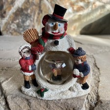 Zimowe wakacje bałwana z dziećmi śnieżna kula kula wodna figurka polyresin