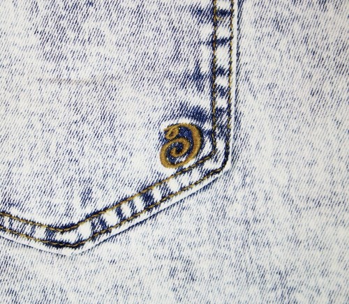 Pantalones cortos de mezclilla deshilachada desgastados de tiro alto Indigo Rein para mujer 28 - Imagen 6 de 7