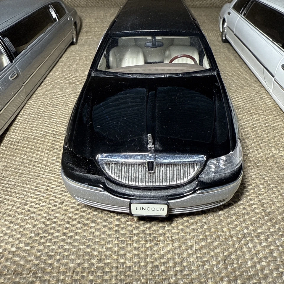 Sunnyside 1/28 Vintage 2003 Lincoln Limousines (White) (Black) (Silver) - Image 4 of 4