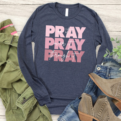 Love in Faith | Camiseta manga larga Pray On it | Camiseta cristiana gráfica - Imagen 2 de 12