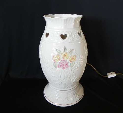 LÁMPARA ELÉCTRICA HURACÁN BELLEEK IRELAND 11" Hueso China Rosas pintadas a mano - Imagen 2 de 8