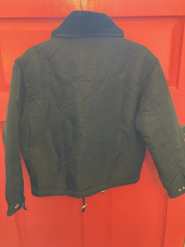 Jaqueta acolchoada vintage feminina NEW YORK & COMPANY preta com zíper frontal - Tamanho P - Imagem 2 de 4