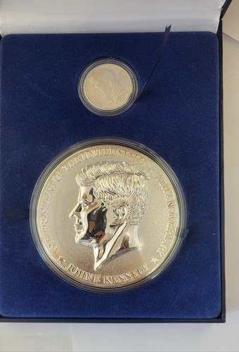 John F Kennedy media libra enchapada en plata conmemorativa con medio dólar 1964 90 % - Imagen 5 de 8