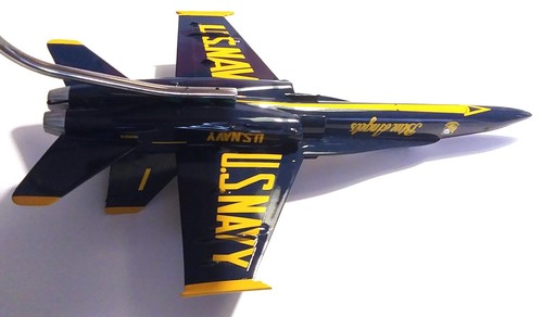 BOEING F/A-18A HORNET FIGHTER 1/48 AEREO JET BLUE ANGELS #1 U.S. NAVY 161523 - Foto 11 di 15