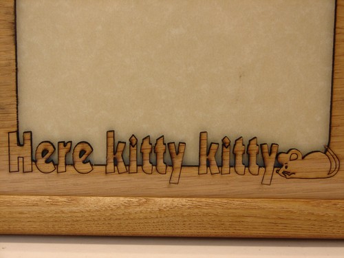 Here Kitty Kitty, 5x7 Holzeinsatz im Holzrahmen, NOS, hält ein 4x6 Foto - Bild 2 von 3