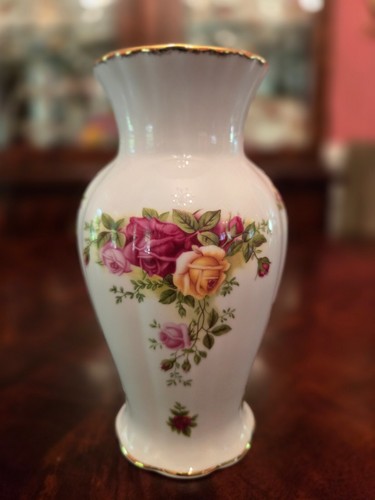 ROYAL ALBERT *Old Country Roses* 1962 Bone China 7-Inch Bud Vase