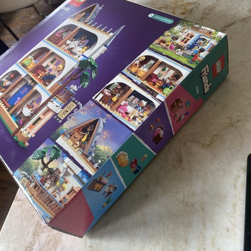 LEGO FRIENDS: Castle Bed and Breakfast (42638) - Picture 7 of 21