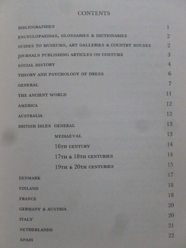 COSTUME A General Bibliography by Pegaret Anthony and Janet Arnold - Picture 3 of 7