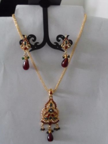 INDIAN FAUX RUBY EMERALD KUNDAN BOLLYWOOD SARI NECKLACE & EARRINGS  - Picture 2 of 8