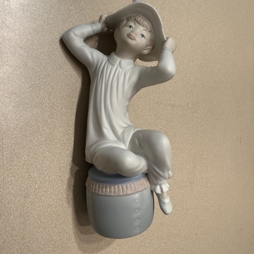 Lladro Girl With Hat Bonnet Sitting on Stool Matte finish 8" Tall Retired Vtg - Picture 2 of 11