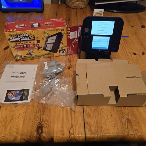 Nintendo 2DS Handheld Konsole Schwarz & Blau OVP Mario Bundle *sehr guter Zustand*