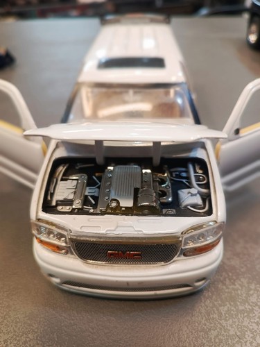 GMC Yukon Denali 2002 Jada Dub City White Die-Cast Metal 1:24 collectable - Picture 2 of 23