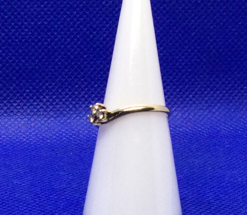 A Nine Carat Gold Ring with a central yellow Sapphire & a Diamond on each side. - Picture 6 of 7
