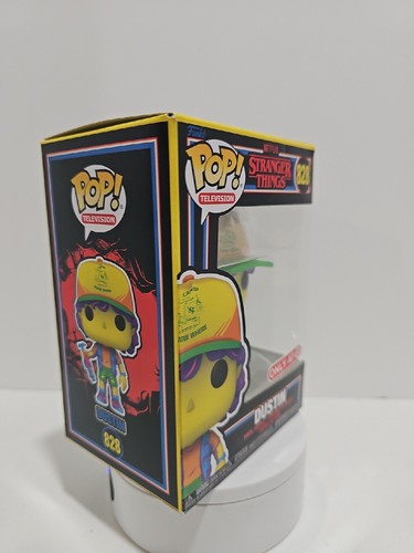 Funko POP Television #828 - Stranger Things DUSTIN bersaglio luce nera esclusivo - Foto 3 di 18