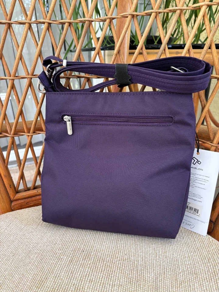 Mini bolso de hombro clásico antirrobo Travelon color: púrpura Foto 3 de 4