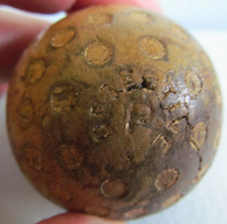 BOLA DE GOLFE VINTAGE - DESIGN INCOMUM - P DETETIVE COM CÍRCULOS ESPAÇADOS MAIS DISTANTES - Imagem 3 de 4