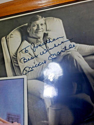 MICKEY MANTLE AUTOGRAPHED 8x10 PHOTO "TO JONATHAN, BEST WISHES". FRAMED SIGNED - Picture 2 of 9