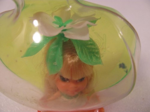 Little Kiddle Kologne Puppe Gardenia blaue Augen blonde Haare gelbe Flasche 60er Spielzeug - Bild 14 von 15