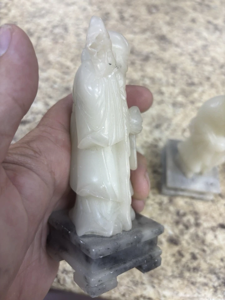 "Par chino de jabonera tallada sabios con base de mármol de aproximadamente 5"" de alto cada uno". Foto 4 de 4