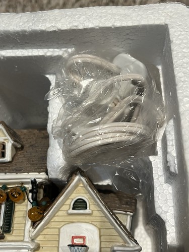 LEMAX Spooky Town Halloween Spookiest House On The Block Lighted w/ Box And Cord - Picture 9 of 12