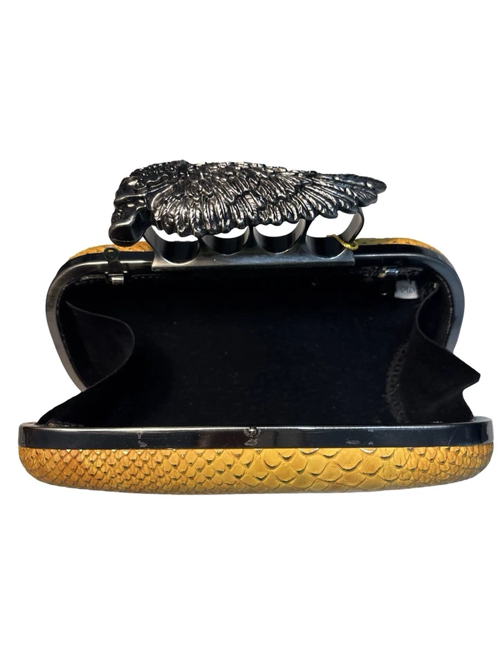 Cartera sin asas amarilla de cuero sintético con asa de nudillo de calavera alada Foto 4 de 4