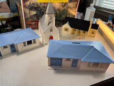    O SCALE PLASTICVILLE CHURCH  3 HOUSES   L1563