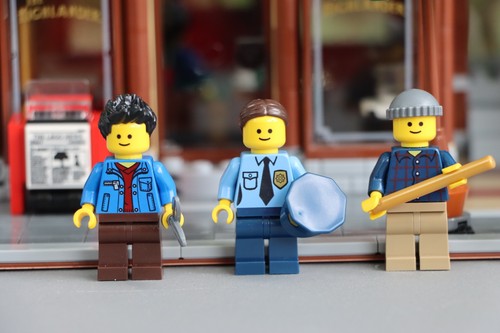 LEGO® Creator Expert 10246 Detective’s Office 100% Complete With Instructions - Picture 2 of 24