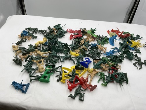 BOX OF 110 PLASTIC FIGURINES-COWBOYS, INDIANS, HORSES, SOLDIERS - Picture 2 of 7